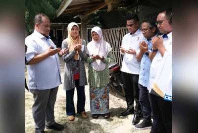 Arham (tiga dari kanan) hadir sendiri ke kediaman Zikrulaikha Alya dan ibunya di Kampung Kandis, Bachok menyerahkan surat tawaran pengajian. FOTO: UMK