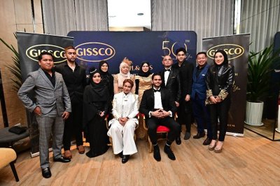 Pengarah Urusan GISSCO, Mohd Khoirul Kamal Rashid (duduk,kanan) dan kepimpinan syarikat pada sambutan Jubli Emas syarikat baru-baru ini.