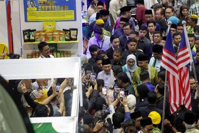 Perdana Menteri melawat reruai produk halal sempena Majlis Perasmian Persidangan Halal Global 2025 dan Pameran Halal Antarabangsa Malaysia yang berlangsung pada Jumaat. Foto Bernama