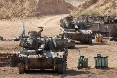 Unit artileri mudah alih Israel yang ditempatkan berhampiran pagar sempadan wilayah Palestin yang dikepung pada 17 September 2025. Foto AFP