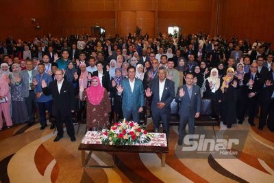 Azam (tengah) bergambar bersama tetamu yang hadir pada Majlis Penutup Persidangan Penyelidikan Governans, Integriti dan Antirasuah Peringkat Kebangsaan Kali Ke-4 di Movenpick Convention Centre pada Jumaat. FOTO: SINAR HARIAN/MOHD HALIM ABDUL WAHID