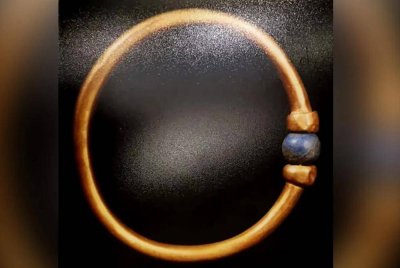 Gelang emas berusia 3,000 tahun milik firaun purba yang hilang dari Muzium Mesir di Kaherah awal bulan ini. Foto X/Egypt Museum