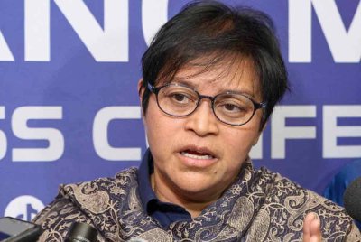 Menteri di Jabatan Perdana Menteri (Undang-Undang dan Reformasi Institusi) Datuk Seri Azalina Othman Said bercakap kepada pemberita selepas menghadiri Sesi Town Hall Antibuli: Generasi Tanpa Buli Peringkat Negeri Johor di Dewan Banquet, Bangunan Sultan Ismail pada Jumaat. Foto Bernama.