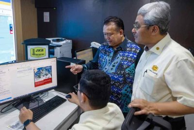 Alexander (kiri) bersama Penasihat merangkap Timbalan Ketua Pengarah Kerja Raya (Sektor Infra), Ir Mohd Shahrom Ahmad Saman (kanan) pada Program Kesiapsiagaan Kementerian Kerja Raya dalam menghadapi Monsun Timur Laut 2025 di Bilik Gerakan Bencana (BiGBen) JKR, Kuala Lumpur hari ini. Foto: Bernama
