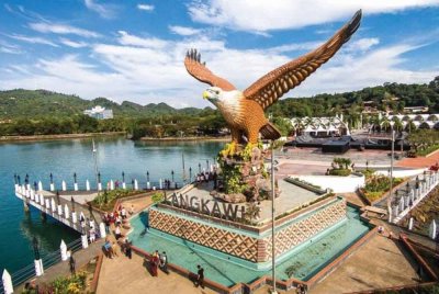 Dakwaan kononnya jumlah pelancong ke Pulau Langkawi merosot sehingga 39 peratus semasa cuti Hari Malaysia dan cuti sekolah baru-baru ini disangkal.