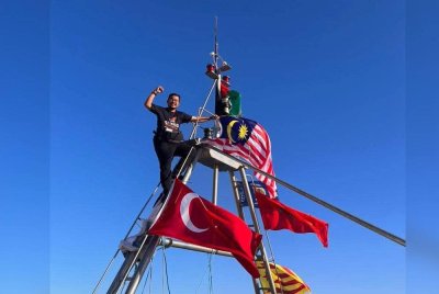 PU Rahmat memasang bendera Jalur Gemilang di atas kapal dinaiki. Foto: Facebook Rahmat Sumud Nusantara.
