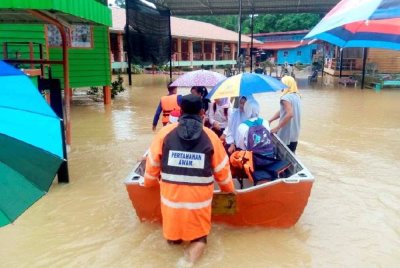 Murid terjejas banjir diberi kelonggaran untuk tidak memakai seragam sekolah manakala bagi yang tidak dapat hadir ke sekolah, mereka boleh mengikuti sesi PdPR. - Gambar hiasan
