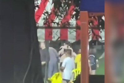 Tangkap layar video tular insiden pergaduhan ketika upacara keagamaan di Padang Awam Li Chi, Kampung Abdullah, Segamat.