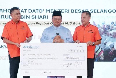 Menteri Besar (tengah) memaklumkan syarikat pengurusan tadbir tanah Murna Jaya Development (MJD) Berhad melangsaikan keseluruhan baki bayaran tertunggak bernilai RM74.2 juta.