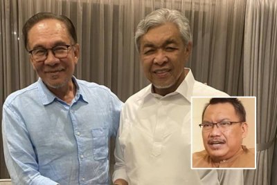 Dr Mohd Zuhdi mendakwa komplot Presiden UMNO, Datuk Seri Dr Ahmad Zahid Hamidi (kanan) dan Pengerusi Pakatan Harapan, Datuk Seri Anwar Ibrahim punca MN terkubur. Gambar kecil: Dr Mohd Zuhdi