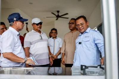 Amirudin meninjau pelaksanaan pembinaan semula dan baik pulih rumah mangsa kejadian letupan dan kebakaran di Putra Heights April lalu di Kampung Kuala Sungai Baru, Subang Jaya pada Jumaat.
