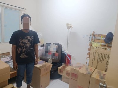 Salah sebuah kediaman yang diserbu PGA dengan rampasan rokok tidak bercukai. 