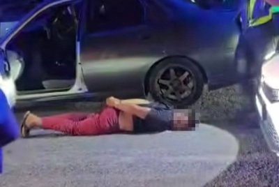 Cubaan tiga lelaki meloloskan diri daripada pemeriksaan polis gagal apabila mereka diberkas.