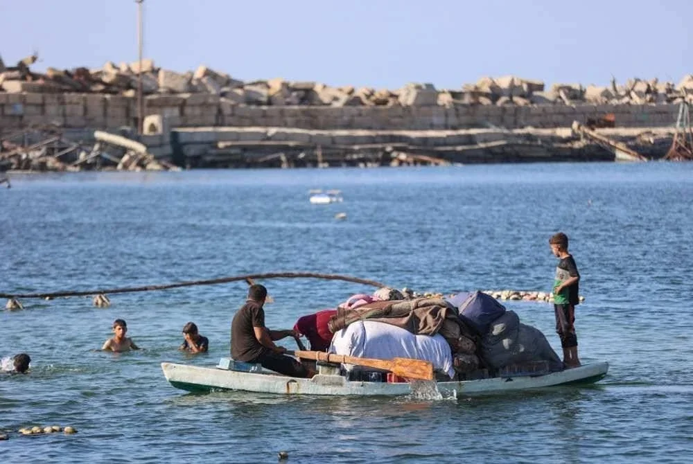 Sebuah keluarga 'berlayar' ke kawasan selatan dengan menaiki papan digunakan untuk memancing.