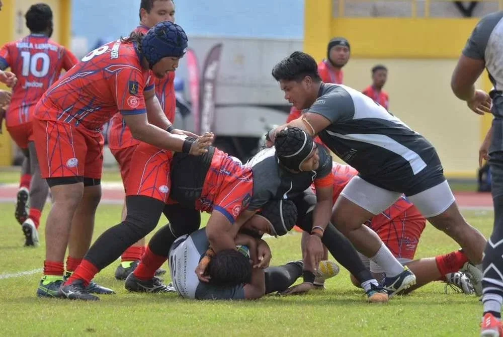 Aksi pemain Kuala Lumpur (merah) ketika menentang Terengganu pada aksi Kumpulan B di Stadium Ragbi Tengku Muhammad Ismail, Kuala Nerus, pada 6 September lalu. Foto: Malaysia Rugby