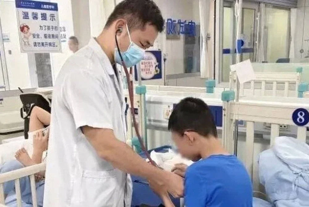 Liangliang ketika diberi rawatan di hospital.-Agensi