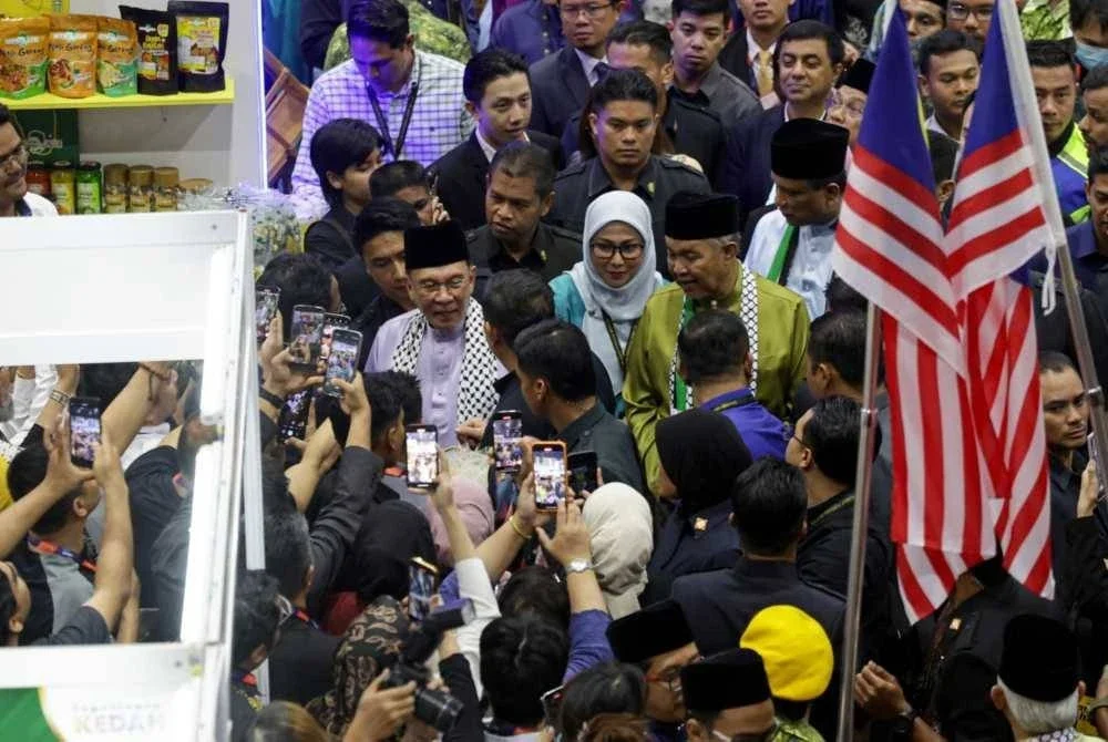 Anwar melawat reruai produk halal sempena Majlis Perasmian GHaS 2025 dan MIHAS 2025 di Kuala Lumpur pada Jumaat.