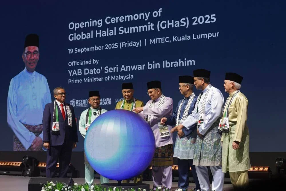 Anwar ketika merasmikan GHaS 2025 dan MIHAS 2025 di Kuala Lumpur pada Jumaat.