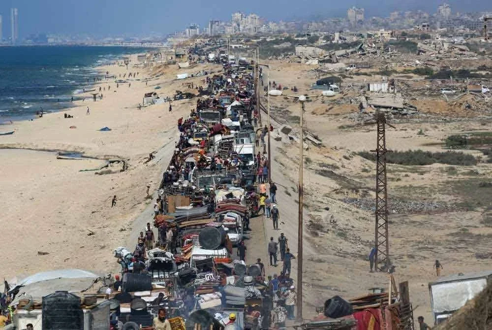 Laluan menuju ke selatan Gaza sesak dengan kenderaan dan ribuan penduduk Palestin yang berjalan kaki.