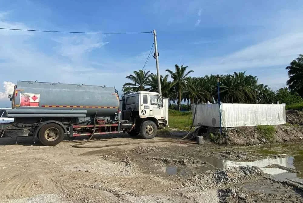 KPDN Perak menyita 11,500 liter minyak diesel bersama lori tangki dalam serbuan Ops Tiris 2025 di Jalan Changkat Jong pada Jumaat.