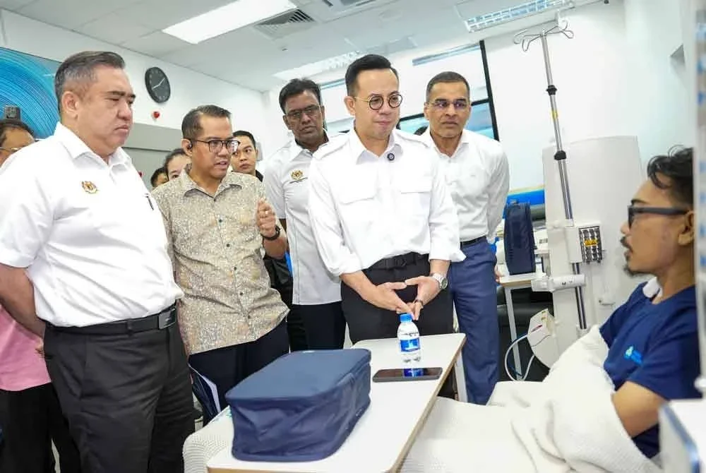 Steven (dua,kanan) bersama Anthony ketika meninjau operasi Pusat Rawatan Dialisis Pertubuhan Keselamatan Sosial (PERKESO) di Seberang Jaya pada Sabtu.