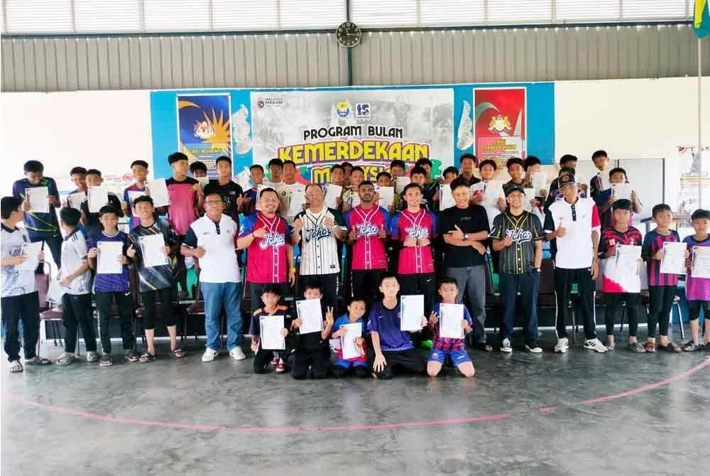 Peserta merakam kenangan bersama bersama sijil penyertaan selepas sesi latihan di padang Sekolah Kebangsaan (SK) Sri Benut pada Sabtu.