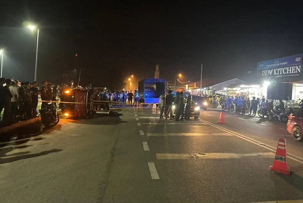 Dua sahabat maut selepas motosikal jenis Yamaha Ego SI yang dinaiki mereka terbabas sebelum bertembung dengan sebuah kenderaan pelbagai guna (MPV) jenis Proton Exora di Wakaf King, Tumpat pada Jumaat.Foto: SINAR HARIAN/HAZELEN LIANA KAMARUDIN