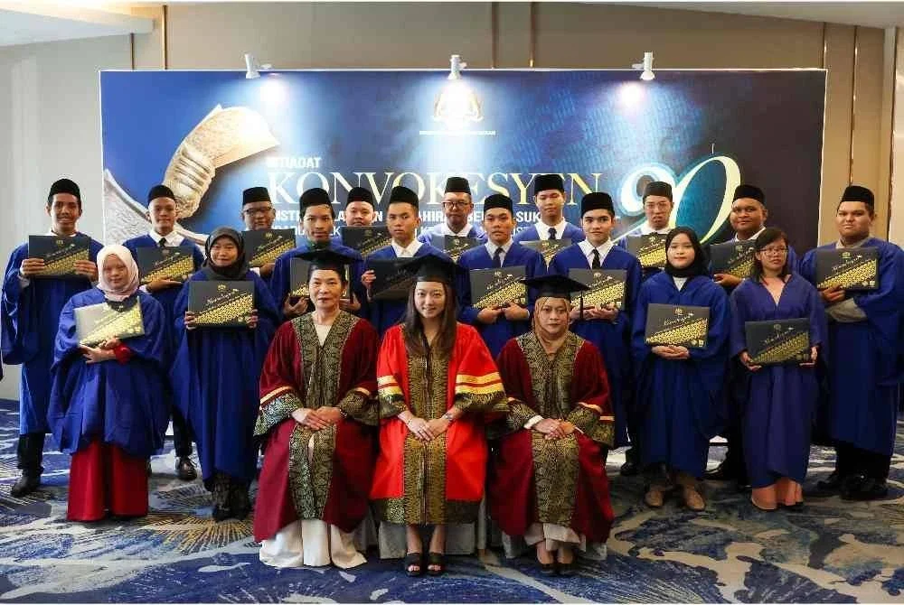 Hannah (tengah) bersama graduan autisme pada Istiadat Konvokesyen ke-20 Institusi Latihan Kemahiran Belia dan Sukan di Bangi Avenue pada Sabtu. Foto: Bernama