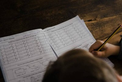 Budak 11 tahun itu dipaksa belajar tanpa henti.-Agensi