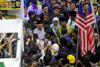 Anwar melawat reruai produk halal sempena Majlis Perasmian GHaS 2025 dan MIHAS 2025 di Kuala Lumpur pada Jumaat.
