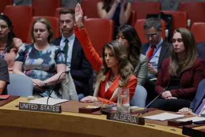 Imej angkat tangan Ortagus ini sekarang dijadikan olakan orang awam mengutuk tindakan beliau membantu Israel di PBB.-Agensi