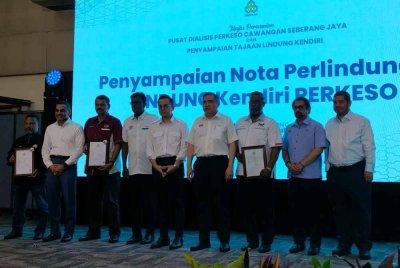 Anthony Loke (tengah) menyaksikan Penyampaian Tajaan Lindung Kendiri di Pejabat PERKESO Pulau Pinang pada Sabtu.