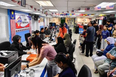 Orang ramai mula memenuhi premis JPN di UTC Sentul seawal 8 pagi bagi menyelesaikan urusan berkaitan MyKad, termasuk pembaharuan cip MyKad yang rosak. Foto Bernama
