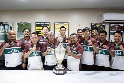 Pengurus Besar Syarikat Minyak Afiat Sdn Bhd (Afiat) Abdul Raof Ahmad Zakaria (empat, kanan) bersama barisan pengurusan dan pemain Perak Bison pada Program Tenaga Afiat Semangat Bison Meet and Greet pada Sabtu. - Foto: Bernama