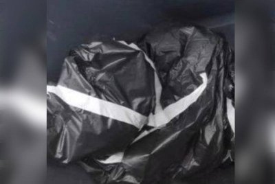 Selepas upacara ritual palsu itu, mangsa diberi bungkusan plastik hitam dan diarahkan supaya membukanya selepas seminggu. Gambar hiasan.