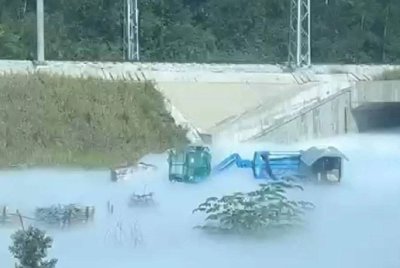 Kebocoran paip gas di tapak Projek Laluan Rel Pantai Timur (ECRL) Seksyen Lima, dekat Kerteh, pagi tadi. - Foto ihsan media sosial