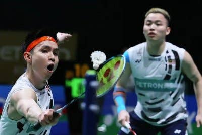 Cabaran Masters China, Wooi Yik (kiri)-Aaron terhenti di separuh akhir pada Sabtu. Foto: Agensi