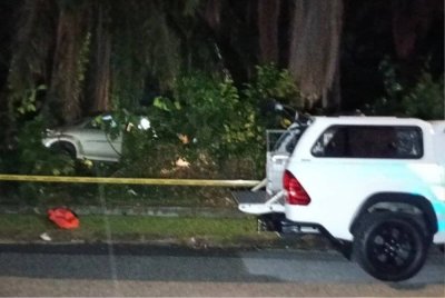 Seorang anggota polis cedera selepas ditembak dan ditikam oleh seorang suspek ketika cuba melakukan pemeriksaan ke atas sebuah kereta mencurigakan di Simpang Pulai baru-baru ini.