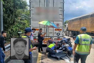 Motosikal mangsa yang merempuh belakang sebuah treler yang berhenti di lorong kecemasan. Gambar kecil: Muhammad Shahrul Shazwan
