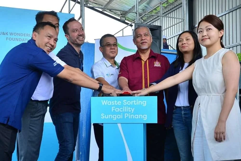 Amanda (dua dari kanan) mengiringi Abd Hamid (tengah) dan Dr. Ching Thoo (empat dari kiri) pada Majlis Perasmian Kemudahan Pengasingan Sisa Sungai Klang.