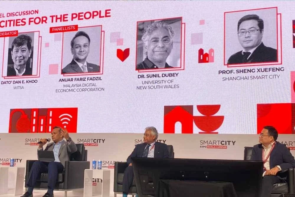 Anuar Fariz (dua dari kiri) ketika sesi dialog 'AI Cities For The People' yang berlangsung di Pusat Konvensyen Kuala Lumpur (KLCC) pada Jumaat.