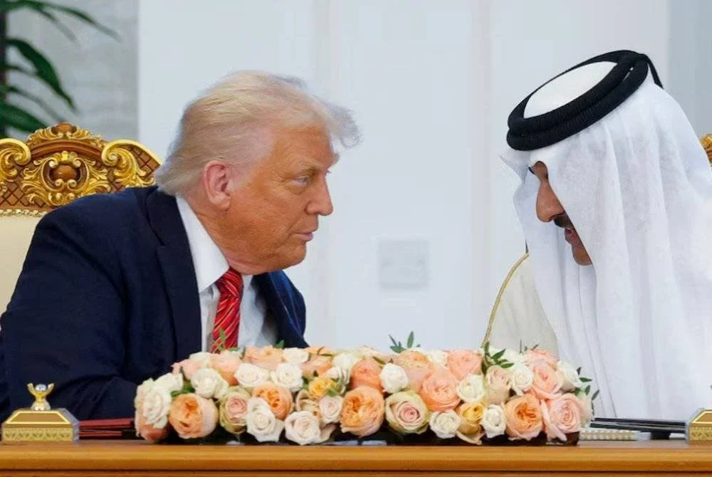 Presiden Amerika Syarikat, Donald Trump dan Emir Qatar, Tamim bin Hamad Al Thani ketika menghadiri majlis menandatangani perjanjian di Doha, Qatar pada Mei lalu.