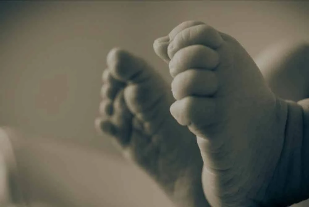 Seorang bayi perempuan ditemui masih hidup selepas ditanam di dalam lumpur di daerah Shahjahanpur, Uttar Pradesh, India. - Gambar hiasan