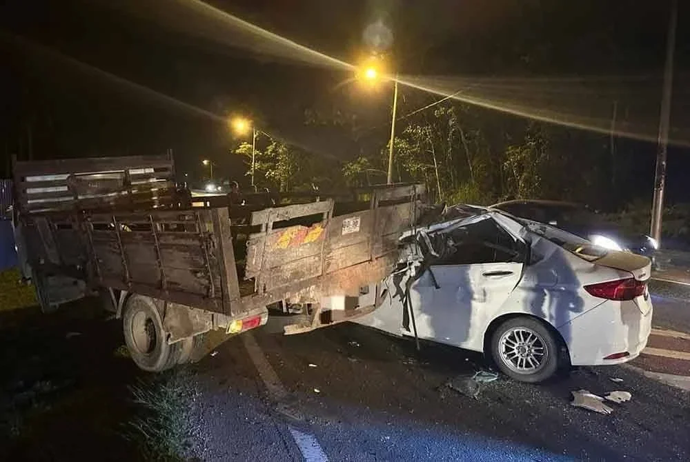 Seorang lelaki maut sementara seorang lagi cedera dalam kemalangan di Jalan Felda Taib Andak, Kulai pada Sabtu. Foto BBP Kulai