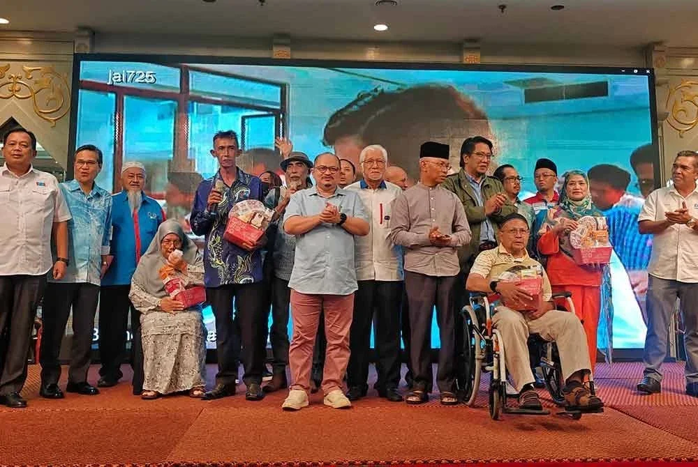 Shamsul Iskandar (tujuh dari kiri) bergambar bersama sebahagian ahli yang diraikan sempena Sambutan 27 Tahun Reformasi anjuran MPN Melaka pada malam Sabtu.