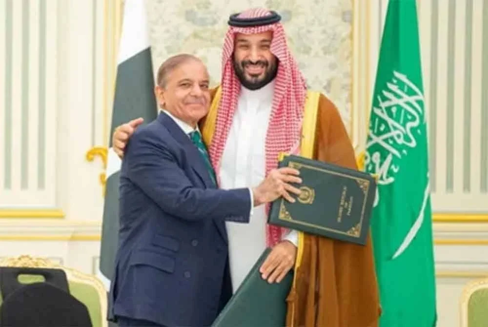 Putera Mahkota Arab Saudi, Mohammed bin Salman dan Perdana Menteri Pakistan, Shehbaz Sharif berpelukan pada hari mereka menandatangani perjanjian pertahanan. - Foto: Agensi