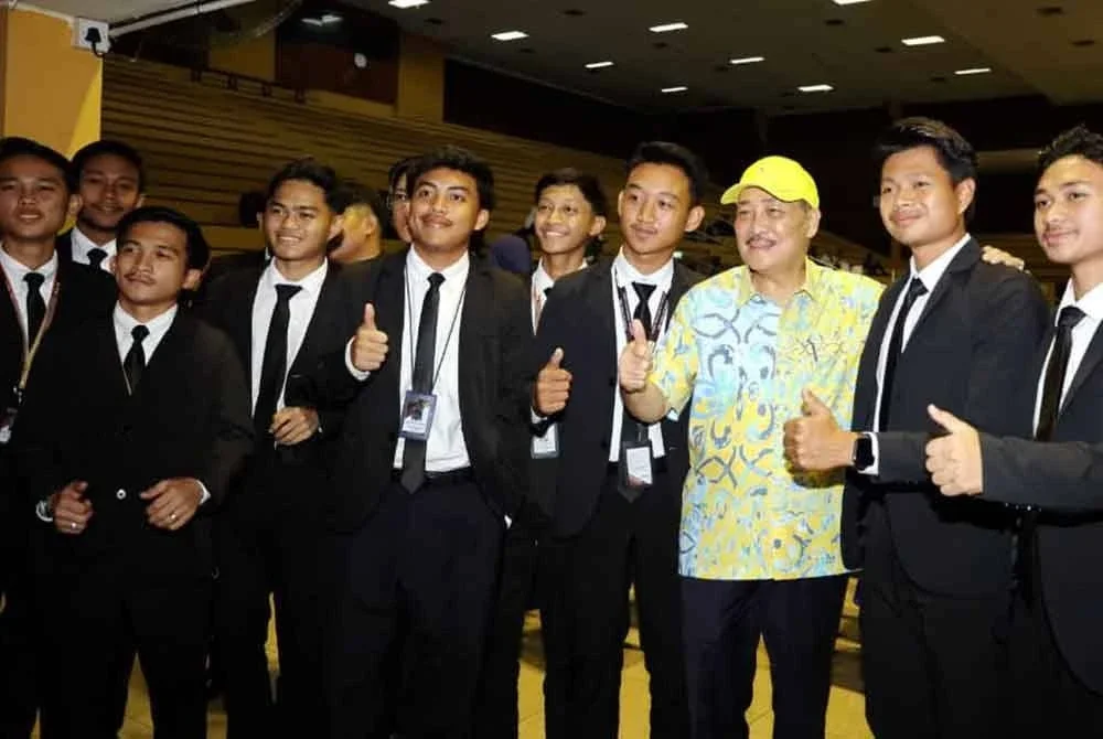 Hajiji (tiga dari kanan) bersama pelajar yang hadir pada Majlis Konvensyen Mahasiswa Sabah di Dewan KDCA, Penampang pada Ahad.