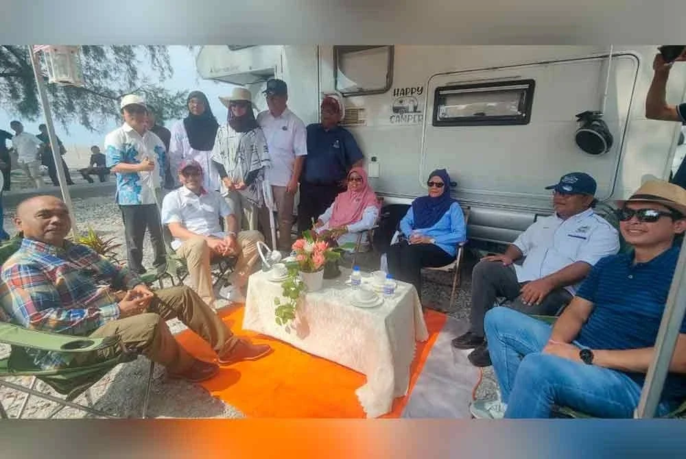 Aiman Athirah (duduk, empat dari kanan) bersama tetamu kenamaan meluangkan masa di kawasan kenderaan rekreasi selepas Majlis Perasmian Taman Rekreasi Kenderaan di Pantai Bagan Lalang, Sepang pada Ahad.