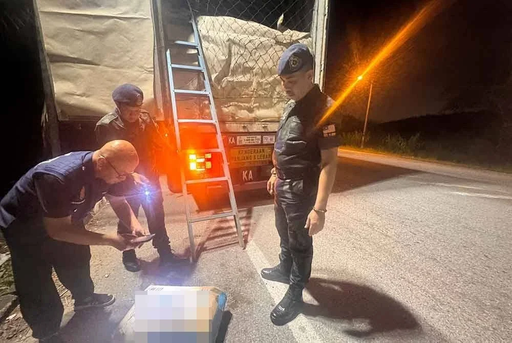 1,042 guni putih dan beg kertas berwarna coklat serta biru yang disyaki mengandungi tepung dengan anggaran berat 55,750 kg tidak mematuhi syarat pelabelan ditetapkan KKM - Foto: PGA