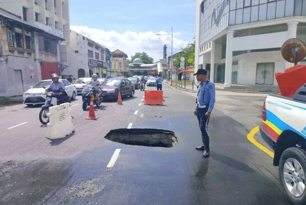 Anggota warden trafik MBPP dan polis ditempatkan di lokasi bagi mengawal aliran lalu lintas. Foto Facebook MBPP